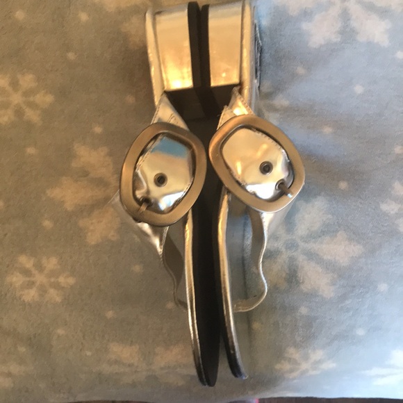 SZ 8 “A. J. VELENCI. S I L V E R.  BRUSHED SILVER BUCKLES W 1” heels very cute💋 - Picture 8 of 8